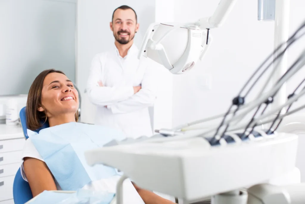 Paciente feliz após consulta de implantes Lusocare