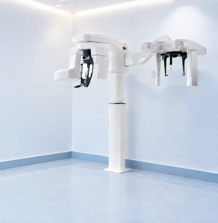 Equipamento de RX panorâmico e telerradiografia de perfil da Lusocare, com braço cefalométrico