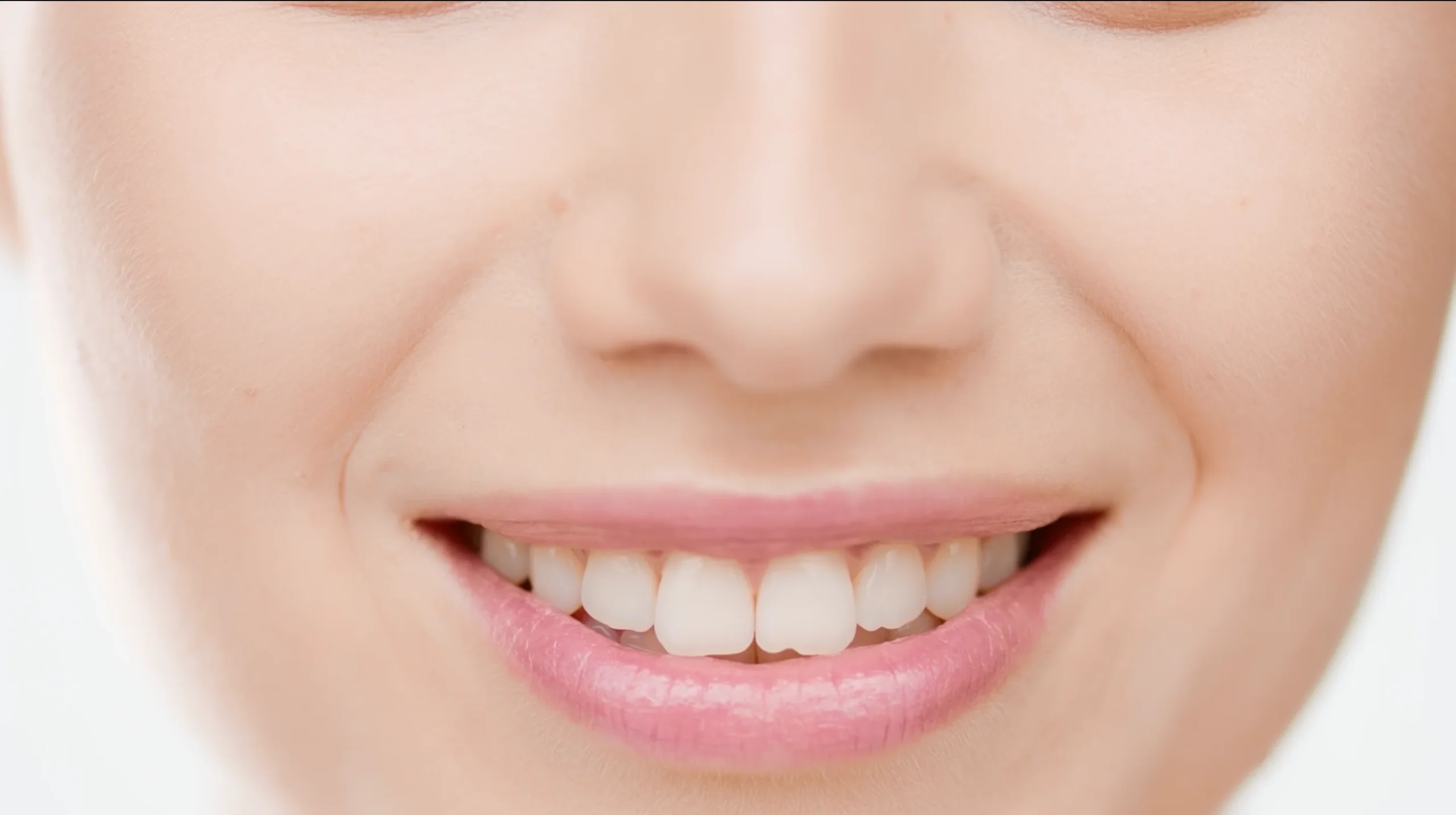 Sorriso com dentes brancos e saudáveis.