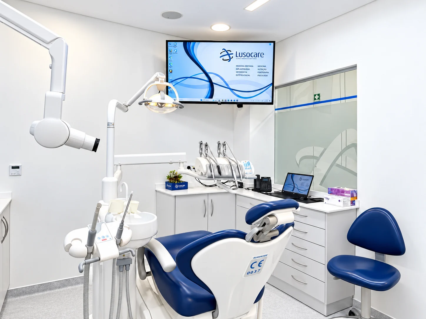 Gabinete de medicina dentária da Lusocare Montijo, com o logótipo e as especialidades no ecrã