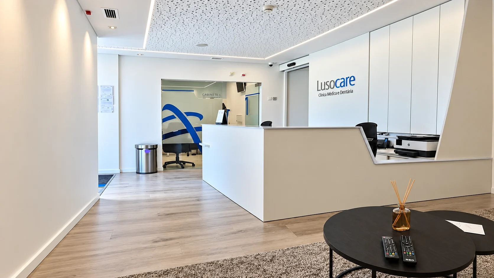Receção e balcão da Lusocare Montijo, Clínica Médica e Dentária, com o gabinete 1 ao fundo