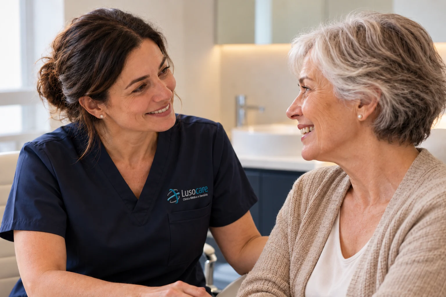 Médica dentista da Lusocare Montijo a conversar com uma paciente na consulta