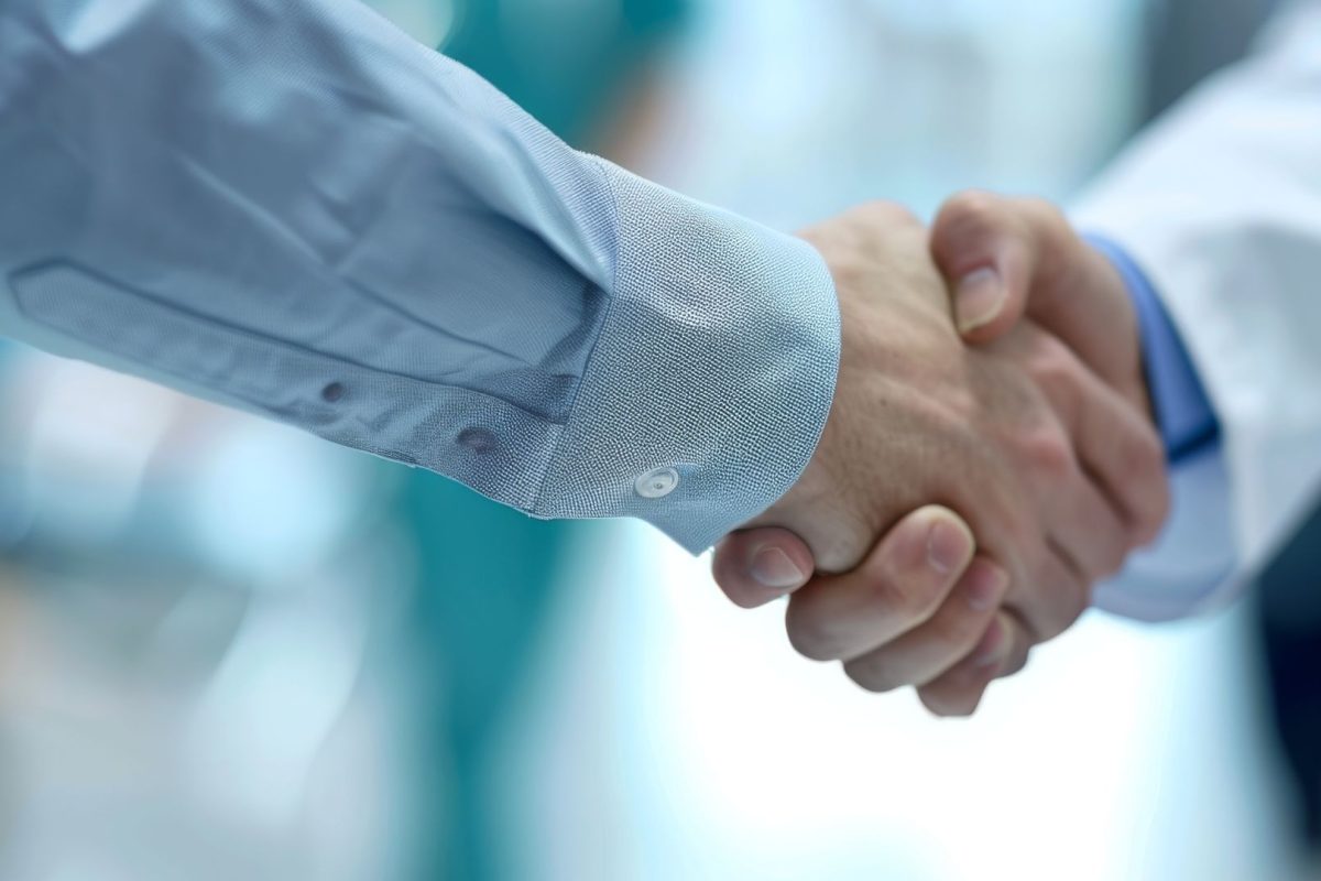 Mãos a apertar como símbolo de parceria e acordo.